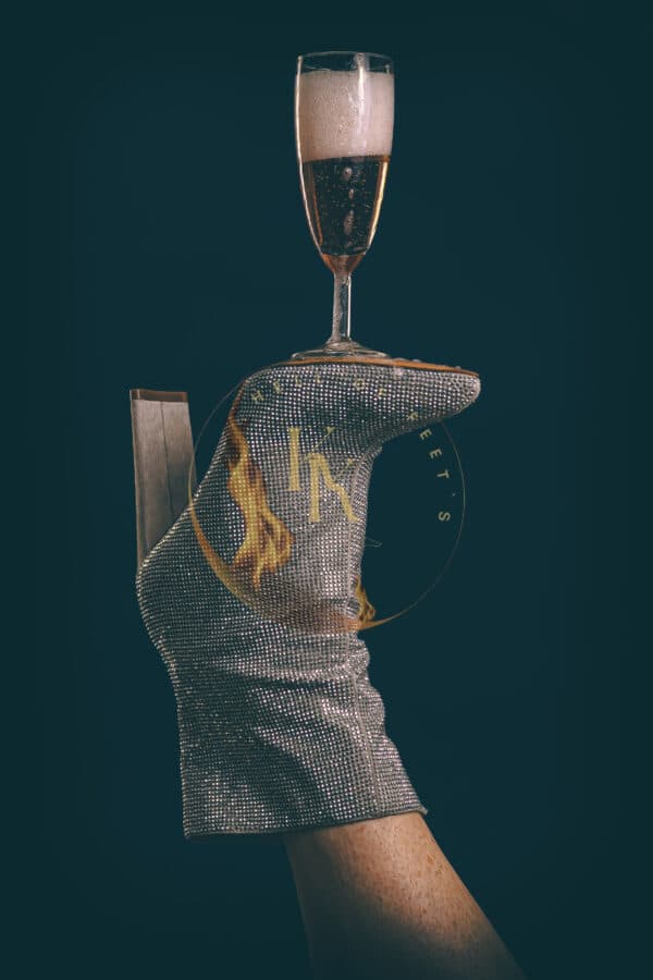 "Champagner und Schuhe – die perfekte Kombination von Luxus und Sinnlichkeit. 🥂👠 Ein Hauch von Eleganz und Genuss, der eine erotische Atmosphäre schafft.