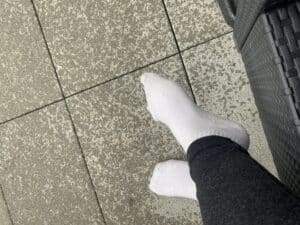 Verkaufe getragene Socken. Sind den ganzen tag getragen im Sport in der Arbeit sie riechen extrem erregend 😘🤫