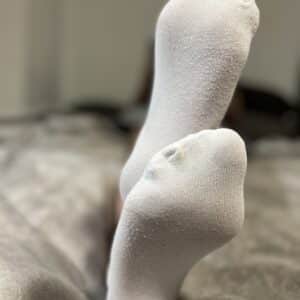 weiße Socken mit Loch