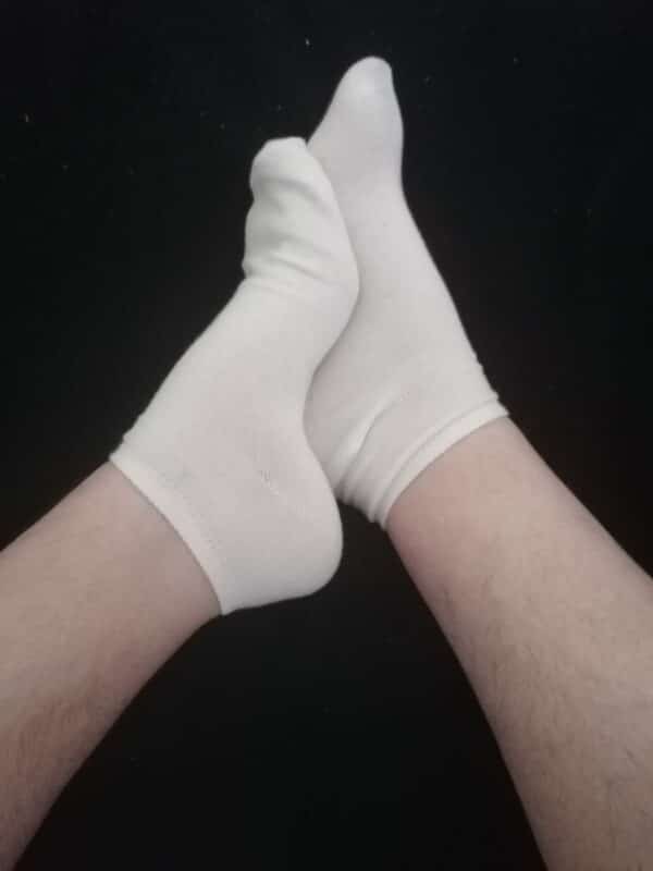 Weiße Socken bis über den Knöchel