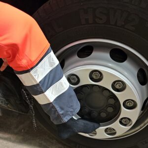 Diese schwarze Socke wurde speziell für dich während einer Fahrt im LKW getragen. 🧦💦 Mit sichtbaren Spuren eines aktiven Einsatzes erzählt sie eine Geschichte von harter Arbeit und Hingabe. Ideal für dich als Liebhaber und Sammler, der das Authentische und Einzigartige schätzt. 🥵🔥