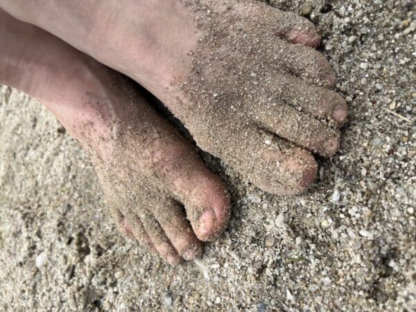 Stell dir vor, wie deine nackten Füße sanft in den warmen, goldenen Sand eintauchen. Ich war am Strand und habe diesen Moment festgehalten.