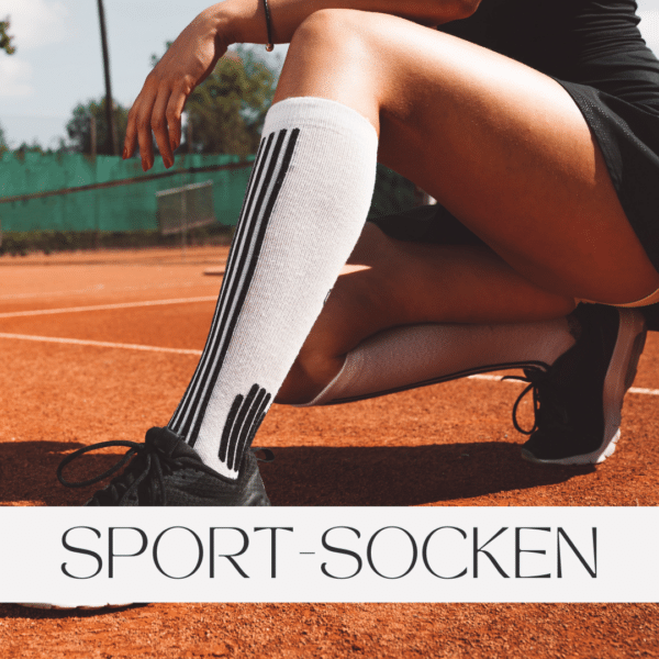 Sportlich gestylte Frau kniet auf einem Tennisplatz, trägt lange weiße Sportsocken mit schwarzen Streifen und schwarze Sneakers. Der Profilname 'Sport-Socken' ist in der Bildmitte platziert.