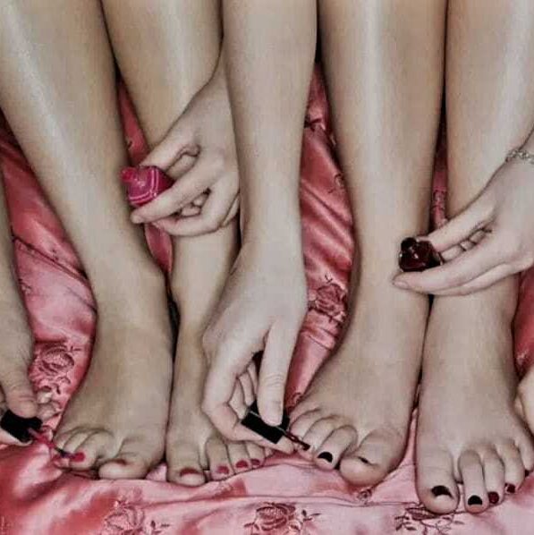 Four_women's_feet_