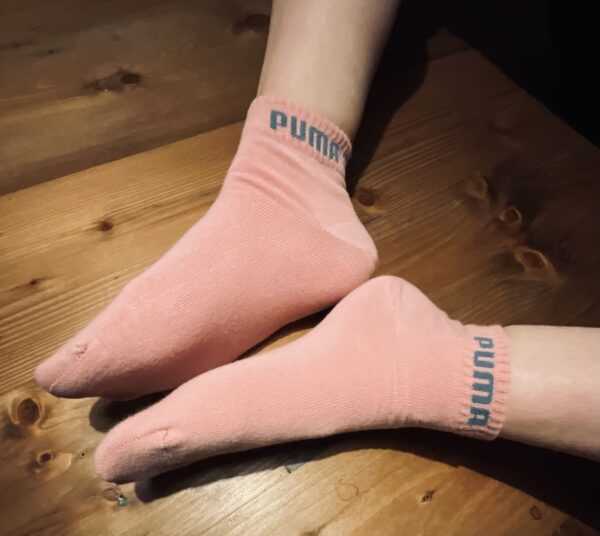 Sexy Sneakersocken – getragen und duftend Ich bin Tina, eine Studentin, die sich mit euren Käufen ihr Studium finanziert. Hier biete ich euch meine getragenen Sneakersocken an – 1 Tag getragen, auf Wunsch auch länger. 💋 Authentisch, duftend, persönlich für dich! Melde dich und unterstütze mich – ich freue mich auf dich!