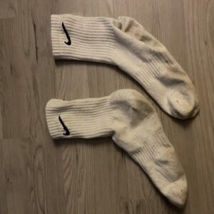 Schön stinkende 3 Tage lang getragene Socken. Die Söckchen haben eine wilde Partynacht miterlebt, wo viel getanzt und geschwitzt wurde