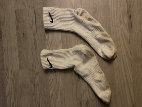 Schön stinkende 3 Tage lang getragene Socken. Die Söckchen haben eine wilde Partynacht miterlebt, wo viel getanzt und geschwitzt wurde