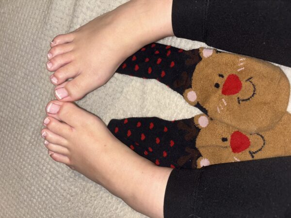 Sweet Girl getragene Socken mit French Nails