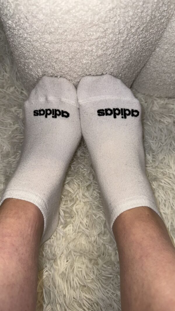 Du möchtest gut riechende Socken? Dann bist du bei mir genau richtig, in meinem Job bin ich neun Stunden auf den Beinen und garantiere einen einmaligen Duft für deine Bedürfnisse ☺️